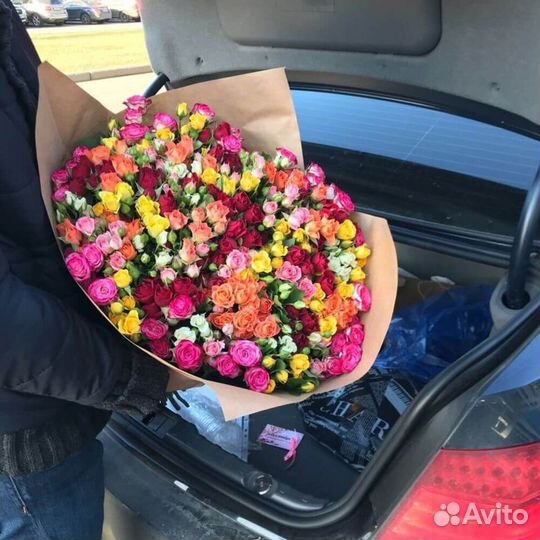 Букет разноцветных кустовых роз, 60см 43 шт