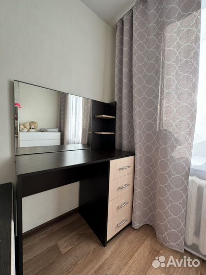 Туалетный столик с зеркалом б/у