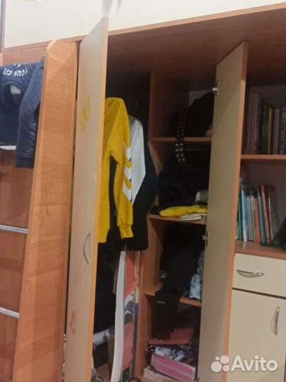 Детская кровать чердак со столом и шкафом