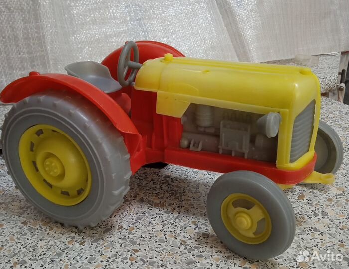 Игрушки- трактора из СССР