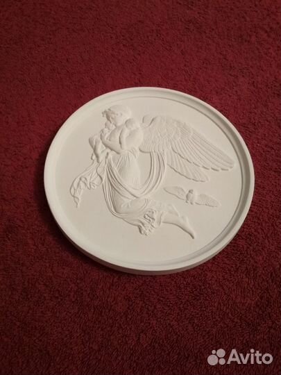 Гипсовые украшения Петергофа. Два медальона