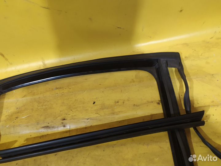 Уплотнитель стекла двери renault fluence (2010)