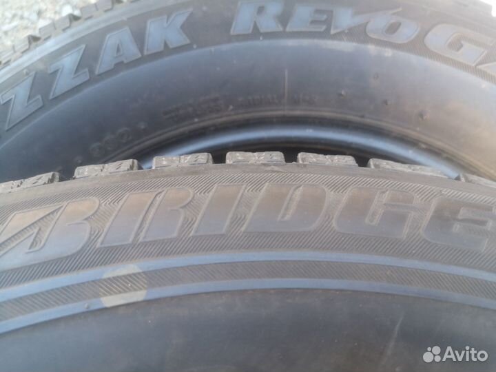 Bridgestone Blizzak Revo GZ 215/60 R17