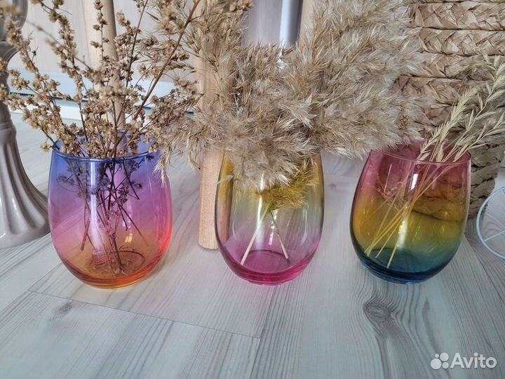 Декор много: вазы, бюст, цветы