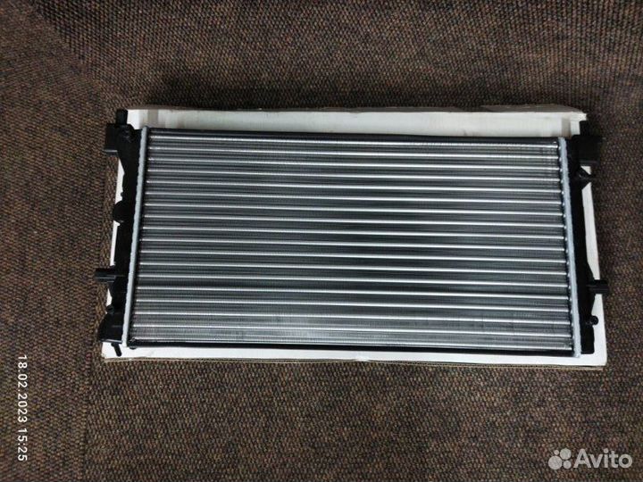 Радиатор охлаждения передний Volkswagen Polo