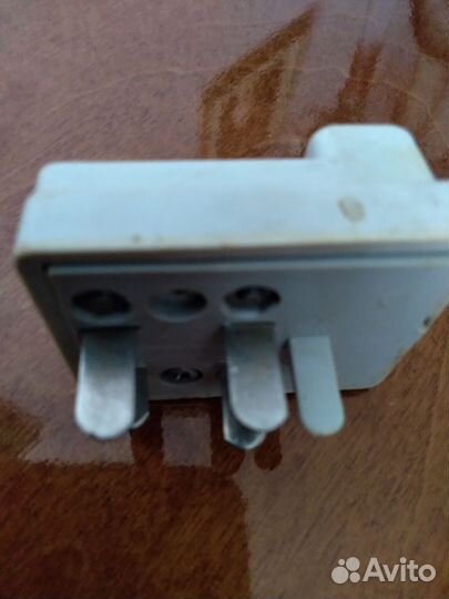 Вилка для домашнего телефона.К ней есть розетка