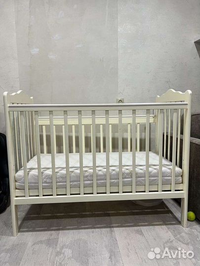 Детская кроватка с маятником белая