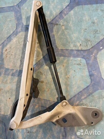 Петля капота правая 4H0823302D