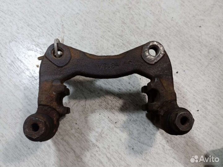 Скоба суппорта задняя Audi A6 C4 седан 2.6I 1996