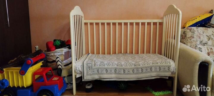 Детская кроватка с маятником