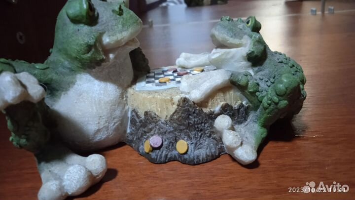 Сувенир с лягушками