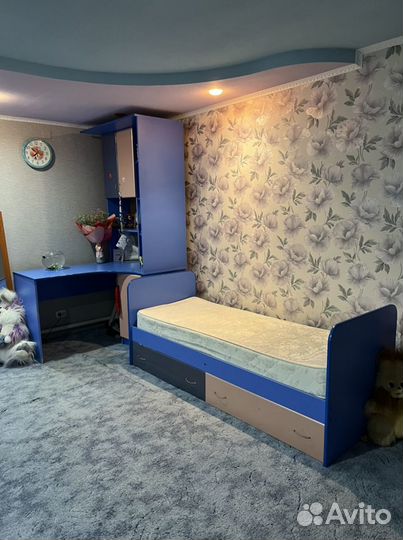 Угловой письменный стол + кровать