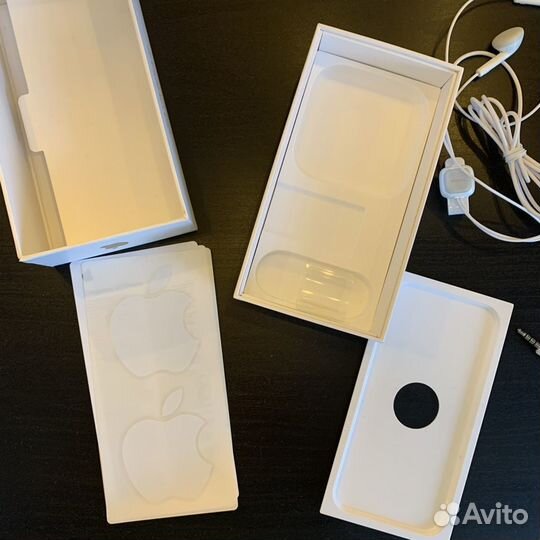 Коробка от iPhone SE 2017, наушники Nokia