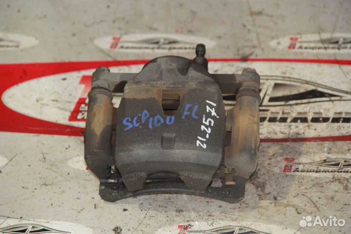 Суппорт перед лево c Toyota Ractis NCP100 1NZ-FE