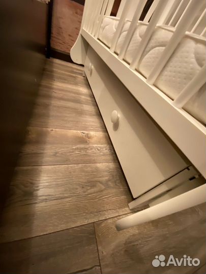 Детская кроватка с маятником и ящиком