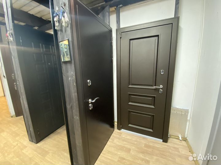 Дверь входная в дом, коттедж или на дачу