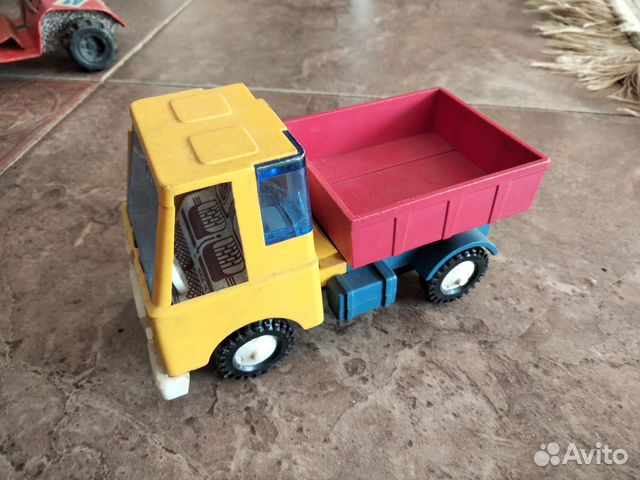 Игрушечный советский грузовичок