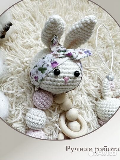 Вязанная игрушка погремушка (зайка)