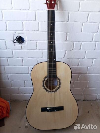 Играть на гитаре