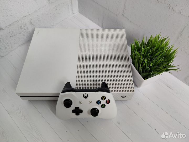 Xbox one s 500 gb + 1 геймпад + подписка