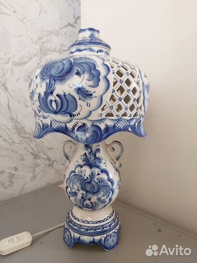 Настольная лампа из гжели с фарфоровым бра