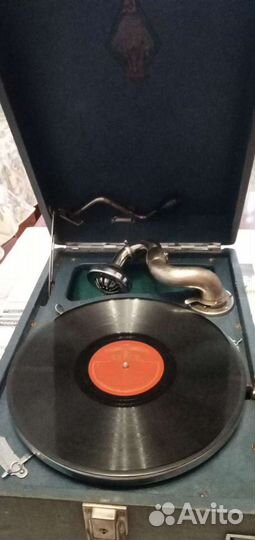 Старинный патефон и радиола