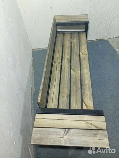 Скамейка с полками