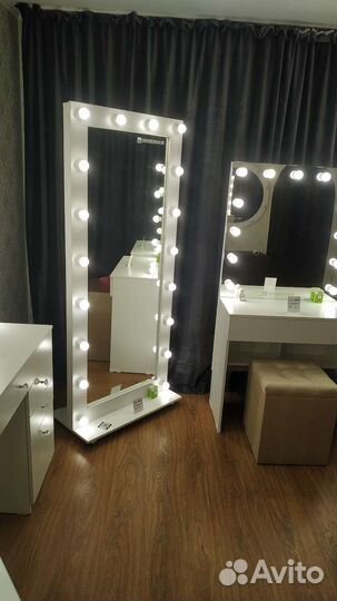 Напольное белоснежное зеркало