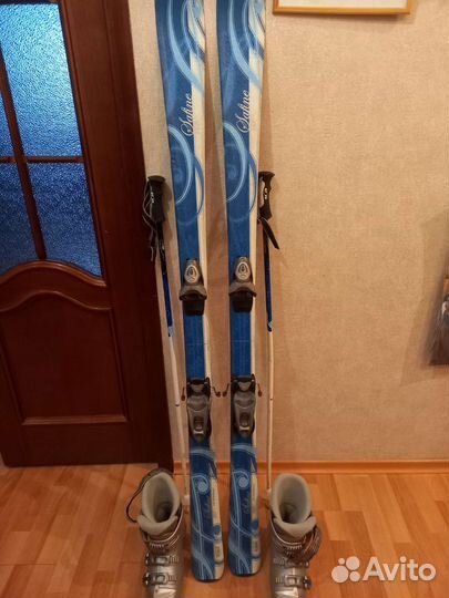 Комплект горных лыж женский