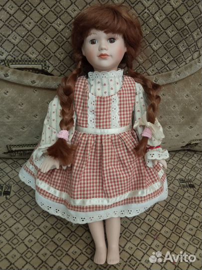 Кукла фарфоровая