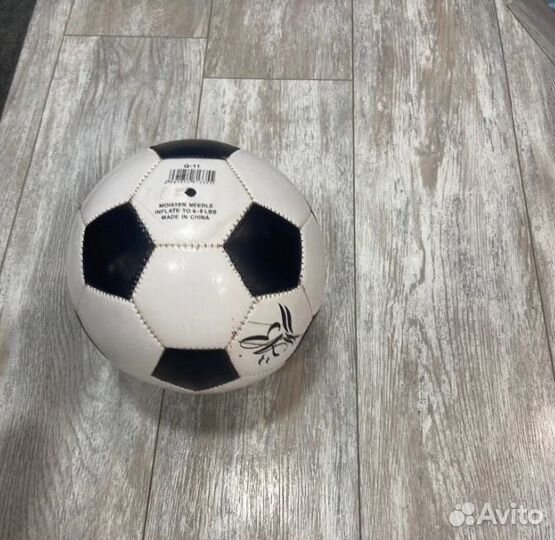 Мяч футбольный черно-белый новый