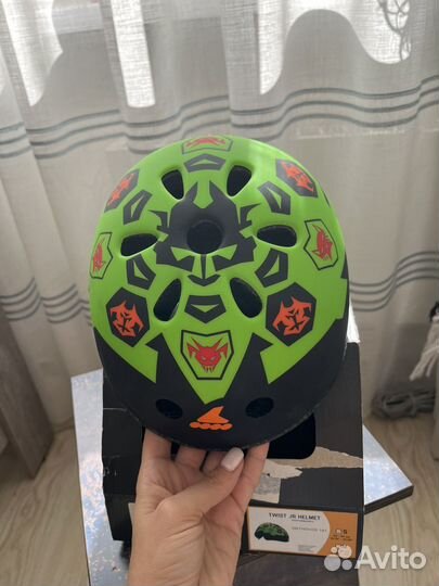 Роликовые коньки, шлем и защита