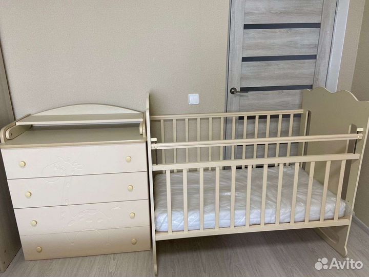 Детская кровать с пеленальным комодом