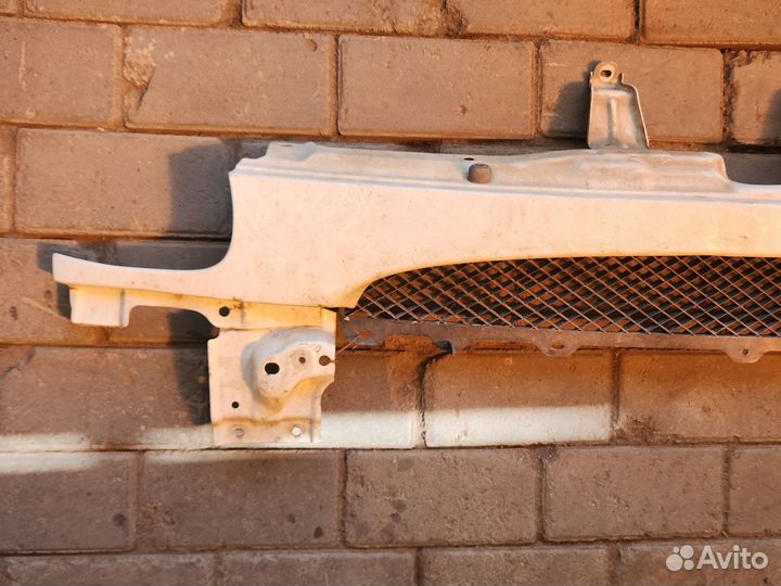 Планка меж фар тойота дуэт