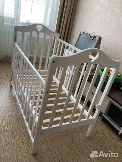 Кроватка детская с маятником