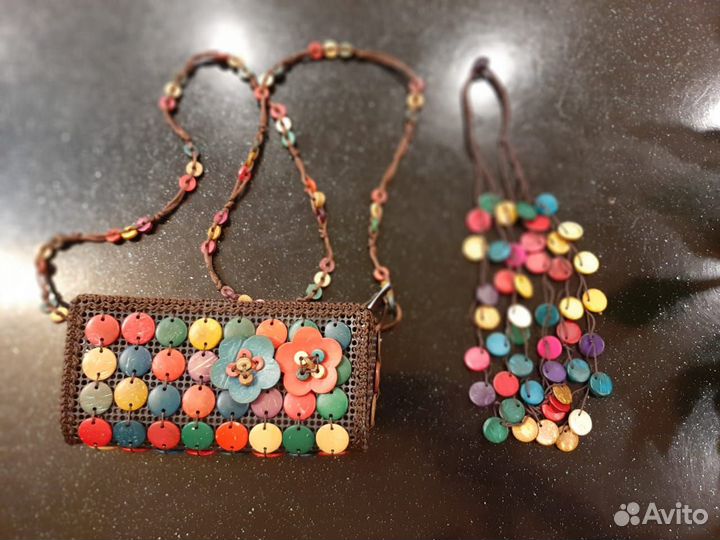 Сумочка, бусы и браслет