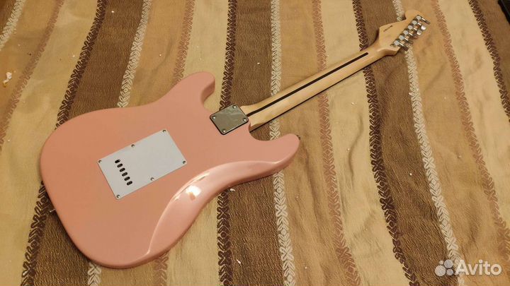 Реплика Fender Stratocaster розовый