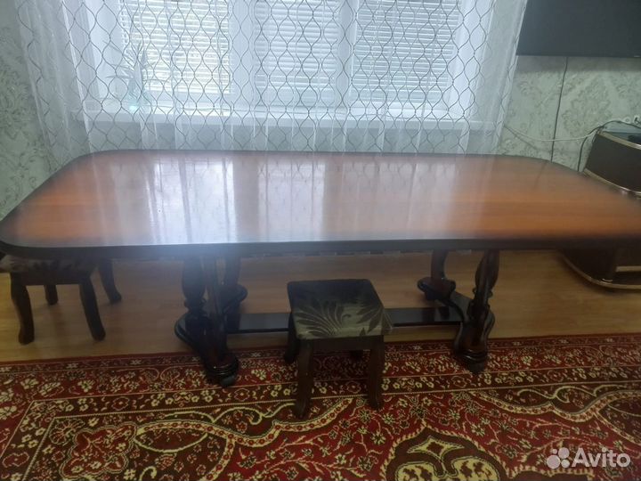 Стол со стульями