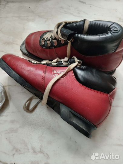 Лыжи, лыжные палки и ботинки