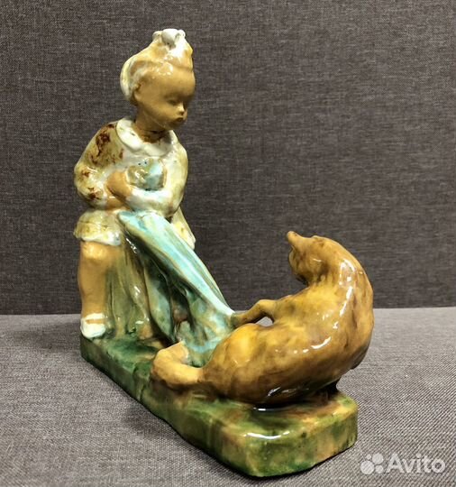 Статуэтка Девочка с котом Гжель