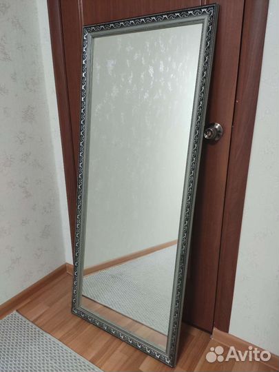 Красивое зеркало с рамкой