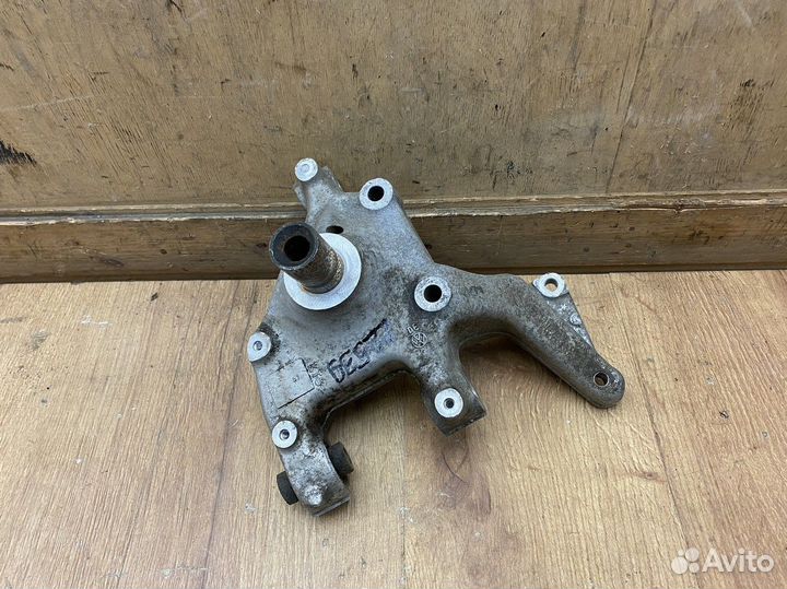 Кулак поворотный задний правый Volkswagen Passat B