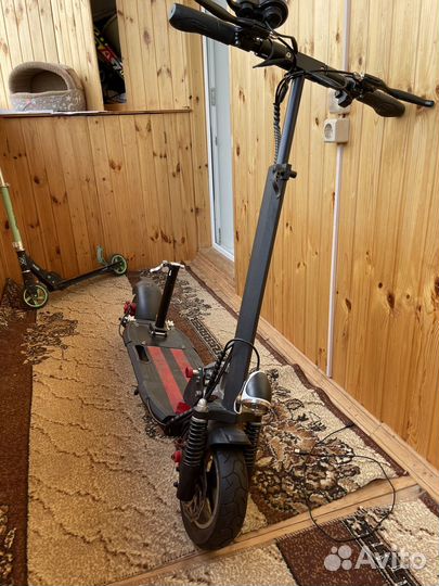 Электрический самокат с сиденьем