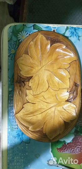 Тарелка из дерева резная