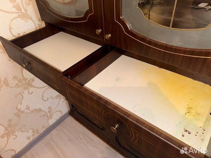 Старинный шкаф