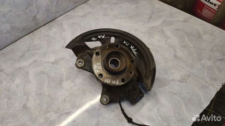 Поворотный кулак левый Renault Megan 3 Fluence