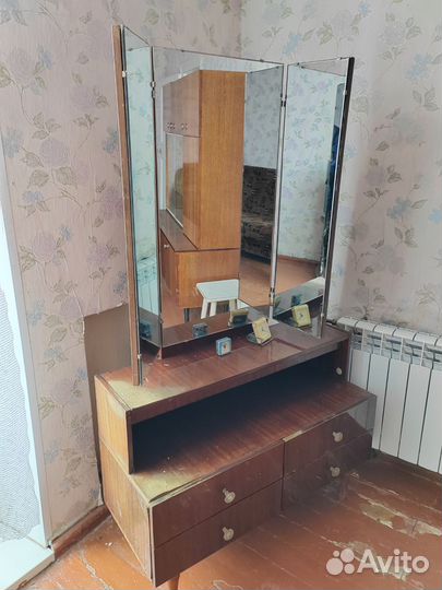 Трильяж с зеркалом, серванты, полки, стол