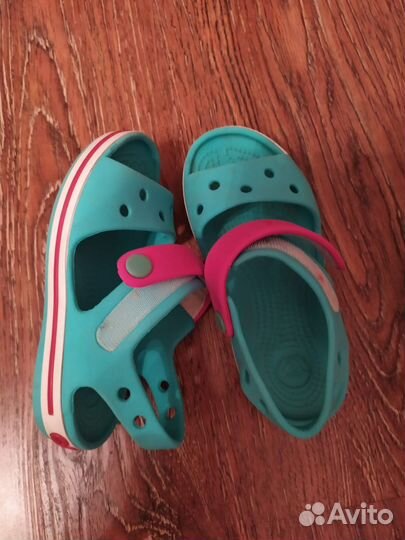 Сандалии для девочки crocs