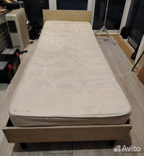 Кровать с матрасом