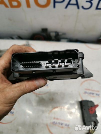 Блок управления стояночным тормозом Volvo V60 2.0